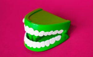 använda tandtråd för eller efter tandborstning