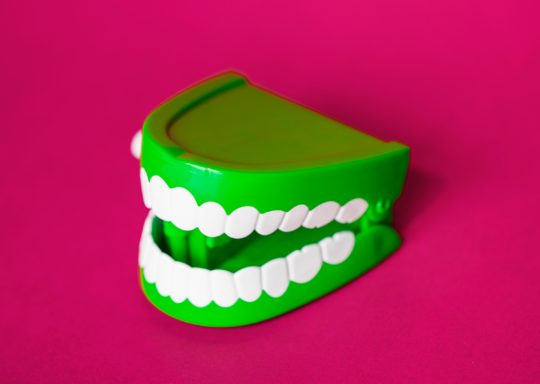 använda tandtråd för eller efter tandborstning